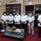 Asisten I Pemkab Halbar, saat foto bersama Wali Kota Tikep, Kapten Ali Ibrahim, di kantor Walikota Tikep.