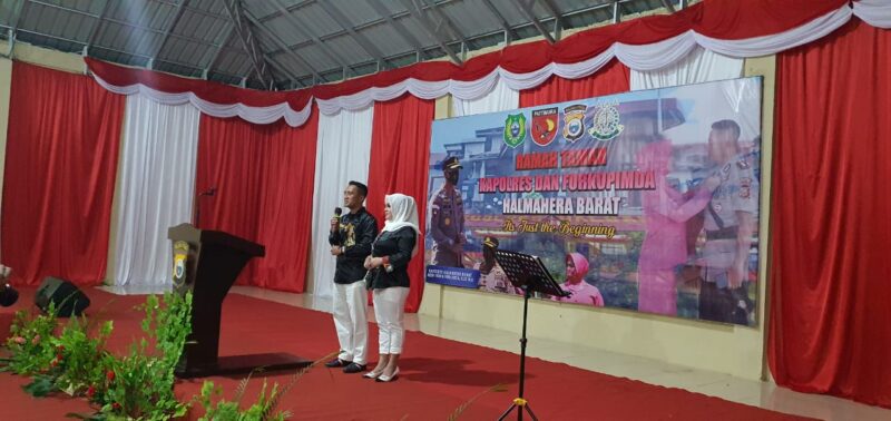 Kapolres Halbar yang didampingi Istrinya saat melakukan tatap muka bersama forkompimda.