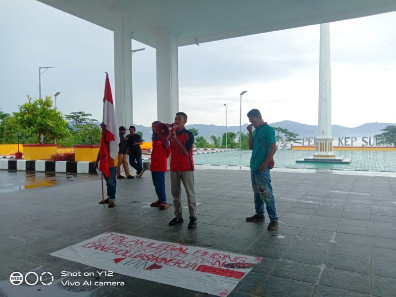 Mahasiswa LMND Sanana saat menggelar aksi di halaman kantor bupati kepsul, Senin (21/6/2021).
