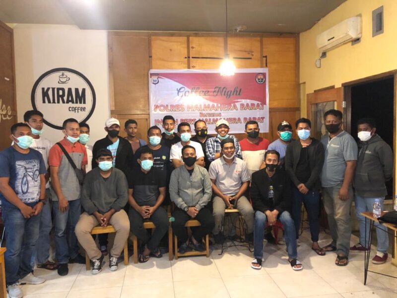 Kapolres Habar bersama jajaran saat melakukan foto bersama insan pers di Kiram Kaffe, Kamis (24/6/2021)