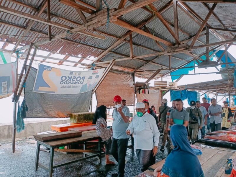 Wakil Bupati Kepsul M. Saleh saat meninjau pasar Basanohi Sanana, Jumat (25/6/2021)