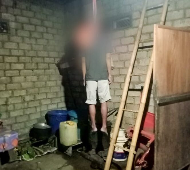 Warga Kecamatan Ibu saat ditemukan tewas gantung diri di rumahnya, di Desa Gam Ici, Selasa (13/7/2021).