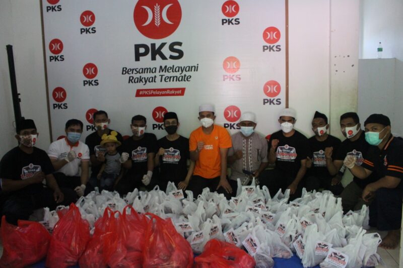 Pengurus PKS Malut saat membagikan Paket Hewan Kurban, beberapa waktu lalu.