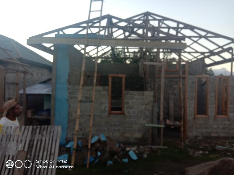 Rumah Milik Junaidi Warga Fukhew Kecamatan Sanana Utara yang belum selesai dibangun akibat ditabrak mobil truk milik mantan bupati kepsul Hendrata Thes, Maret lalu.