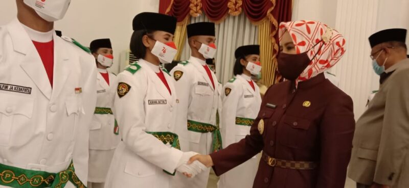 Bupati Fifian saat berjabat tangan dengan anggota Paskibraka di Isda, Minggu (15/8/2021) malam.