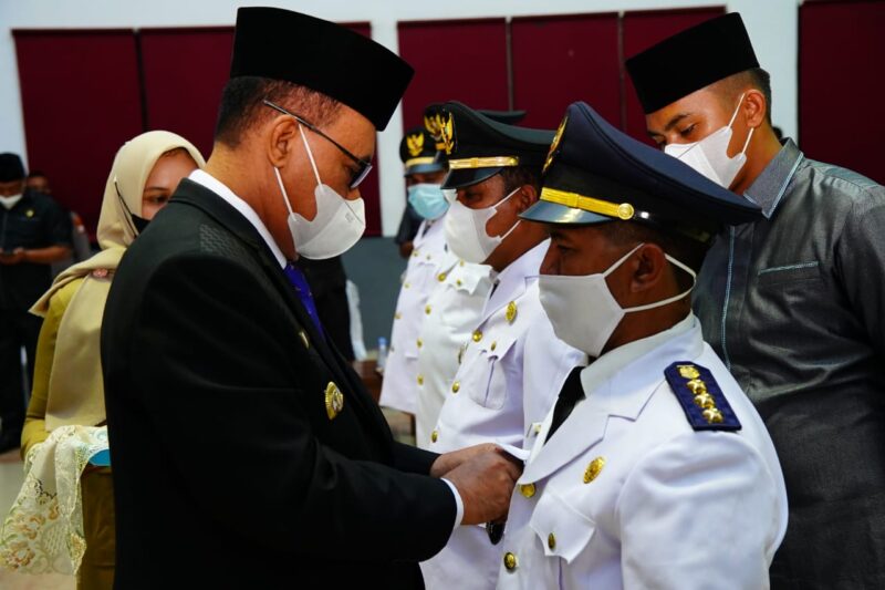 Bupati James saat memasang tanda pangkat bagi para camat yang dilantik bersamaan dengan 247 pejabat eselon II, III dan IV. Beberapa waktu lalu.