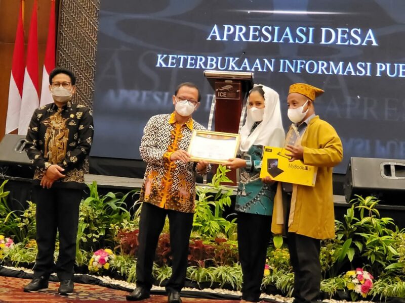 Bupati Fifian saat menerima sertifikat desa pengelola informasi publik terbaik, dari Kemendes PDT, Selasa (28/9/2021)