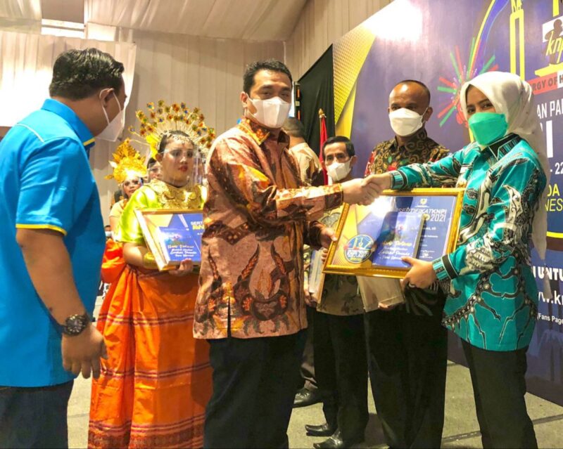 Bupati Fifian saat menerim penganugarahan award dari DPP KNPI di Jakarta, Rabu (20/10/2021)