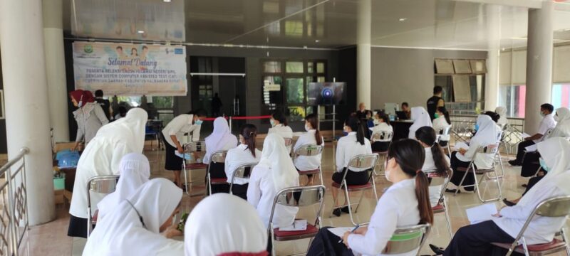 Peserta CPNS Lingkup Pemkab Halbar Saat Mengikuti Tes SKD di Kantor Bupati, Senin (18/10/2021)