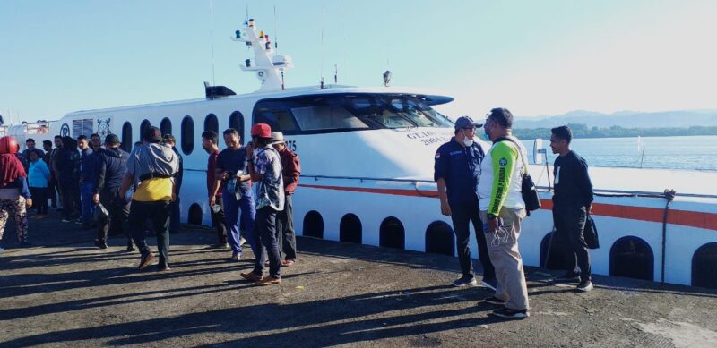 Rombongan bupati halbar saat berada di pelabuhan jailolo menuju Loteng, Senin (1/11/2021).
