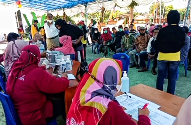 Suasan vaksinasi covid secara masal dan kegiatan lomba dalam rangka memperingati HKN ke-57 tahun, dihalaman kantor Dinkes Kepsul, Kamis (4/11/2021)