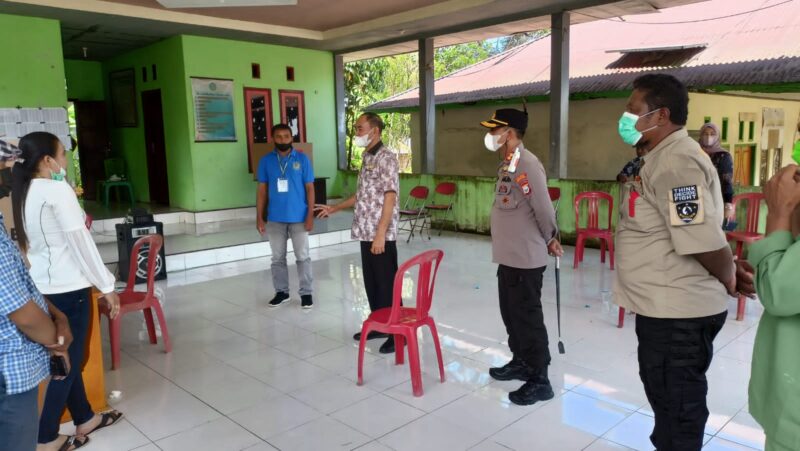 Wabup dab Kapolres Halbar saat memantau jalannya Pilkades serentak, Kamis (11/11/2021)