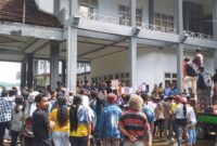 Warga Sasur saat mengepung kantor DPRD Halbar, Senin (29/11)