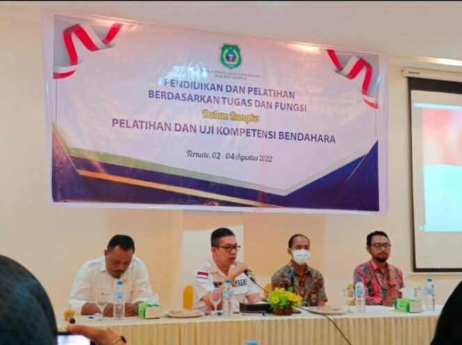 
 Kepala BPKAD Malut, Ahmad Purbaya saat menghadiri kegiatan pelatiha dan UKB di bal room Emerald Hotel Ternate, Rabu (3/08/2022)