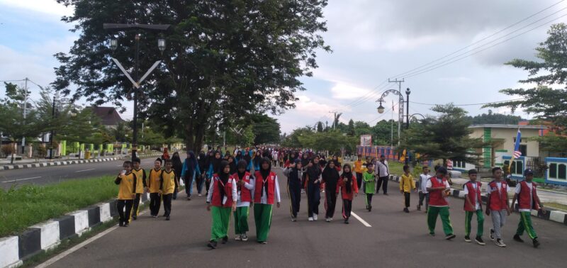 Suasana peserta relawan PMI se Malut saat mengikuti jalan santai dalam rangka HUT Pemprov Malut ke 23 di Sofifi, Jumat (16/09/2022)