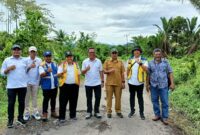 Kabid Binamarga bersama pihak BPJN saat meninjau ruas jalan menuju bandara Nuku di Desa Loleo, Rabu (23/08/2022)