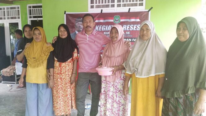 
 Ketua Deprov Kuntu Daud saat foto bersama warga usai kegiatan reses di Desa Tutupa Kecamatan Bacan Timur Tengah, Kabupaten Halsel, Minggu (18/09/2022)