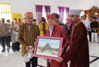 Kadis PUPR Saifudin Djuba bersama Gubernur AGK saat memegang gambar masjid sutan jailolo do kedaton kesultanan jailolo, Sabtu (3/09/2022)
