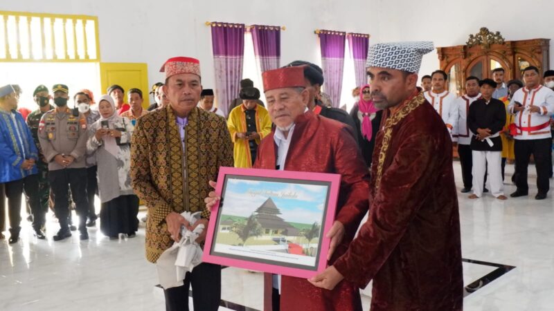 Kadis PUPR Saifudin Djuba bersama Gubernur AGK saat memegang gambar masjid sutan jailolo do kedaton kesultanan jailolo, Sabtu (3/09/2022)