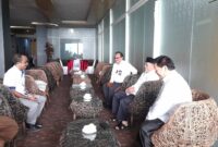 Gubernur AGK didampingi Kepala Disarpus Malut Mulaidi Tutupoho saat berbincang bincang dengan Kepala Perpusnas RI di ruang VVIP Bandara Babullah, Rabu (7/09/2022)