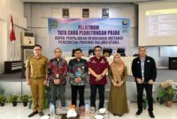 Kepala BPKAD Ahmad Purbaya didampingi Sekretarisnya saat foto bersama usai pembukaan pelatihan di Hotel Emerald Kota Ternate, Selasa (27/09/2022)
