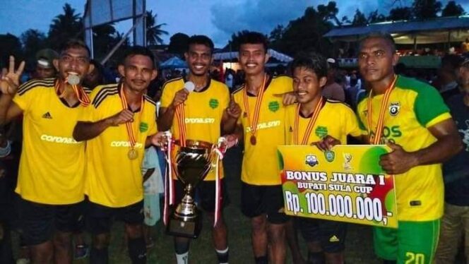 
 Enam pemain Asal Halmahera Barat yang memperkuat tim Lewamena FC saat memegang piala bupati Cup 1 Kepsul, usai pertandingan pada, Kamis (6/10/2022).