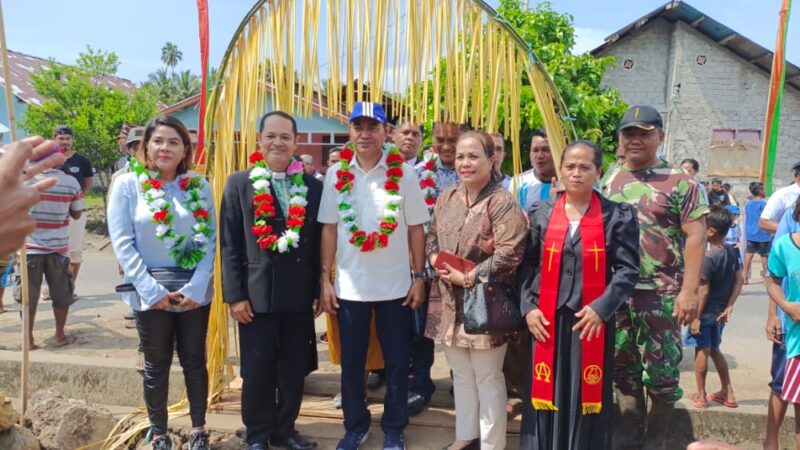 Heny Talolang mendampingi Wakil Bupati Halbar saat menuju peletakan batu pertama pembangunan rumah Pastori di Desa Todowongi, Sabtu (5/11/2023)