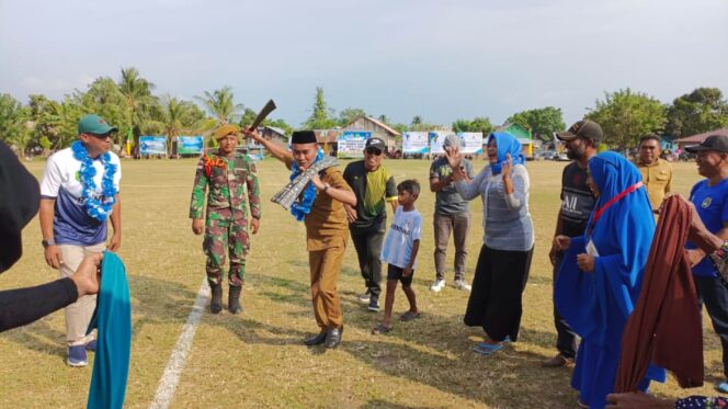 
 Wakil Bupati Halbar Djufri Muhammad saat menari Cakalele sebagai tanda dibukanya tournamen Askab CUP I di Jailolo Timur, Senin (7/11/2022)