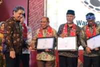 Direktur Jenderal Kebudayaan Kementerian Pendidikan, Kebudayaan, Riset dan Tekhnologi Republik Indonesia Hilmar Farid saat menyerahkan piagam penghargaan kepada Wagub, Jumat (9/12/2022)