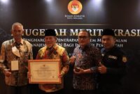 Gubernur saat pose bersama usai menerima penghargaan dari KASN di Hotel Sahid Jaya Jakarta, Kamis (8/12/2022)