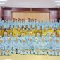 Suasana foto bersama siswa/siswi PKL SMKN 5 Ternate usai serah terima di ruang aula kantor bupati halbar, Senin (6/02/2023)