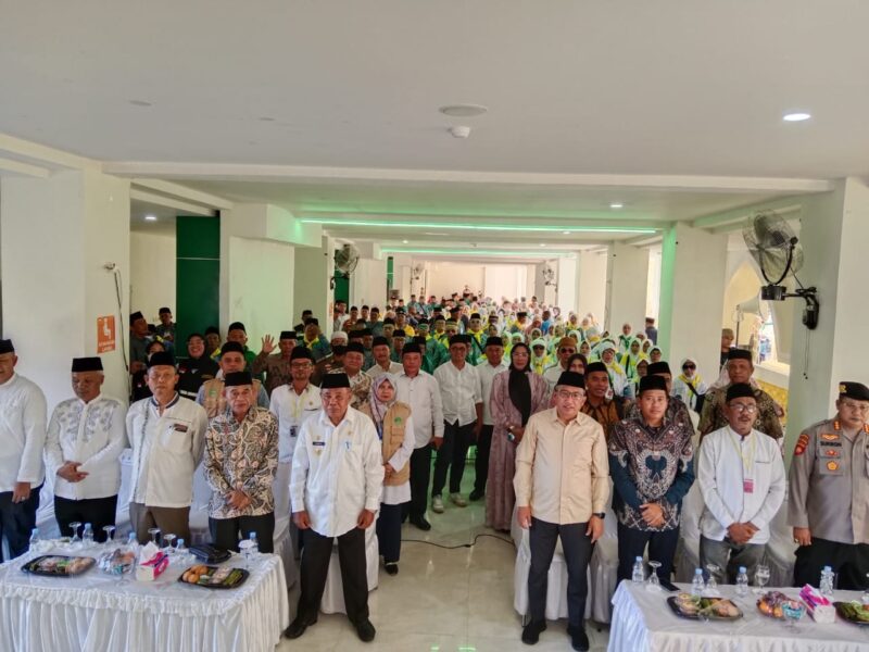 Foto adv : Wagub M. Al Yasin Ali, Wali Kota Ternate, Kakanwil, Forkompimda dan pimpinan OPD saat foto bersama JCH Kloter 10 pada acara pelepasan di Asrama Haji Ngade Ternate, Minggu (28/05/2023).
