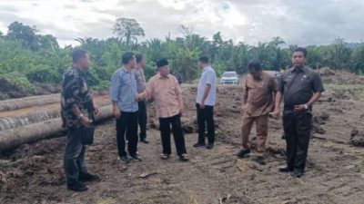 Gubernur Maluku Utara, Abdul Gani Kasuba didampingi beberapa pimpinan OPD memantau langsung lokasi pembangunan Bandara Loleo