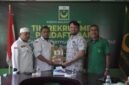 LO dan tim pemenang Erwin Umar pose bersama dengan pengurus DPC PBB Kota Ternate usai pengambilan formulir penjaringan.