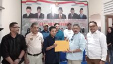 Irman Saleh memegang formulir pendaftaran Pilwako Ternate saat pose bersama Ketua dan Pengurus DPC Gerindra Kota Ternate.