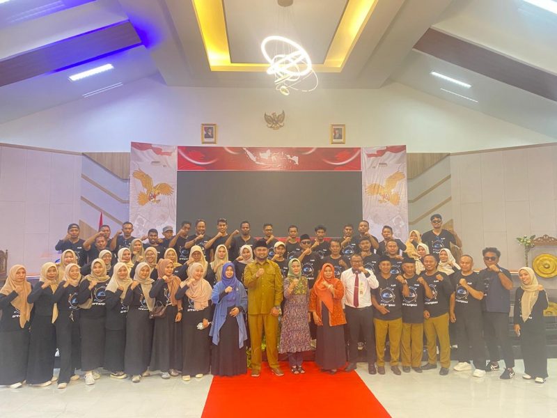 Foto bersama Bupati Hasan Ali Bassam Kasuba, Ketua TP-PKK Rifaat Al Sa’adah dan tim Sitangkas yang digagas Kadis Perkim Ikbal Mustafa di ruang Aula Kantor Bupati, Selasa (24/6/2025)