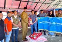 Harita Nickel menyerahkan bantuan untuk para warga terdampak banjir. Bantuan secara simbolis diserahkan secara langsung kepada Bupati Hasan Ali Bassam Kasuba di Posko Peduli Banjir BPBD Halmahera Selatan di Labuha.