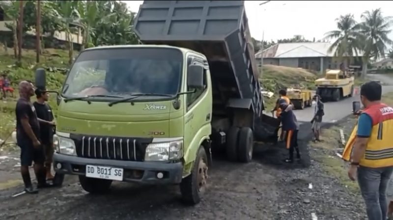 Pekerjaan ruas jalan di Pulau Makian yang saat ini mulai dikerjakan.