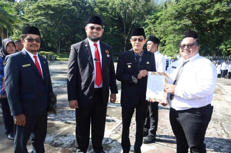 Bupati Bassam Kasuba bersama Wakil Bupati Helmi Umar Muchsin saat menyerahkan SK 178 CPNS secara simbolis kepada perwakilan CPNS di Halaman Kantor Bupati, Minggu (1/6/2025)