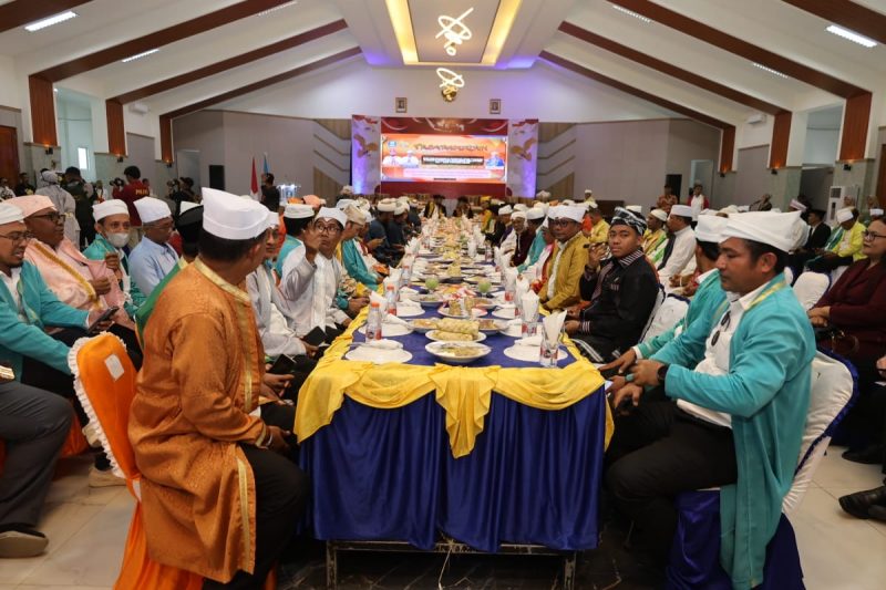 Doa bersama dalam HUT Halsel ke-22 tahun di ruang aula kantor Bupati, Senin (9/6/2025)