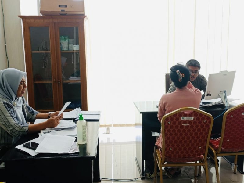 Proses pemeriksaan jiwa yang dilakukan, dr. Hot Parsaulian Siregar, M. Ked, Sp. KJ, di RSUD Labuha, Jumat (11/7/2025).