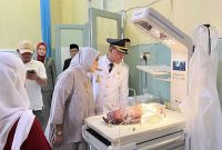Wakil Bupati Djufri Muhamdan dan Wakil Ketua TP-PKK Halbar Ny Yulianti Amir saat mengunjungi bayi di RSUD Jailolo