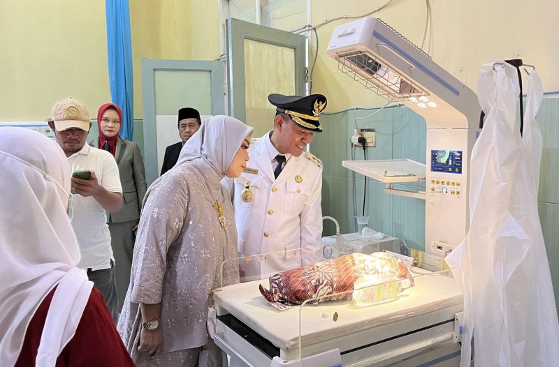 Wakil Bupati Djufri Muhamdan dan Wakil Ketua TP-PKK Halbar Ny Yulianti Amir saat mengunjungi bayi di RSUD Jailolo