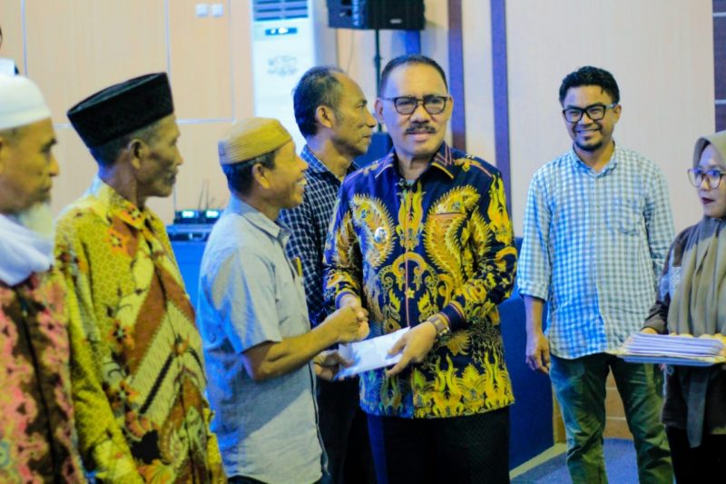 Bupati Halmahera Barat James Uang, menyerahkan Insentif imam dan pendeta
