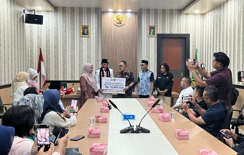Pemda Halmahera Barat menyerahkan Beasiswa Kepada M. Aqsyahiful Ikram Paskibraka Nasional Tahun 2025.