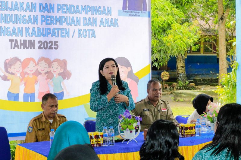 Ketua Tim Penggerak PKK Halmahera Barat Mery Uang Popala, saat menyampaikan materi