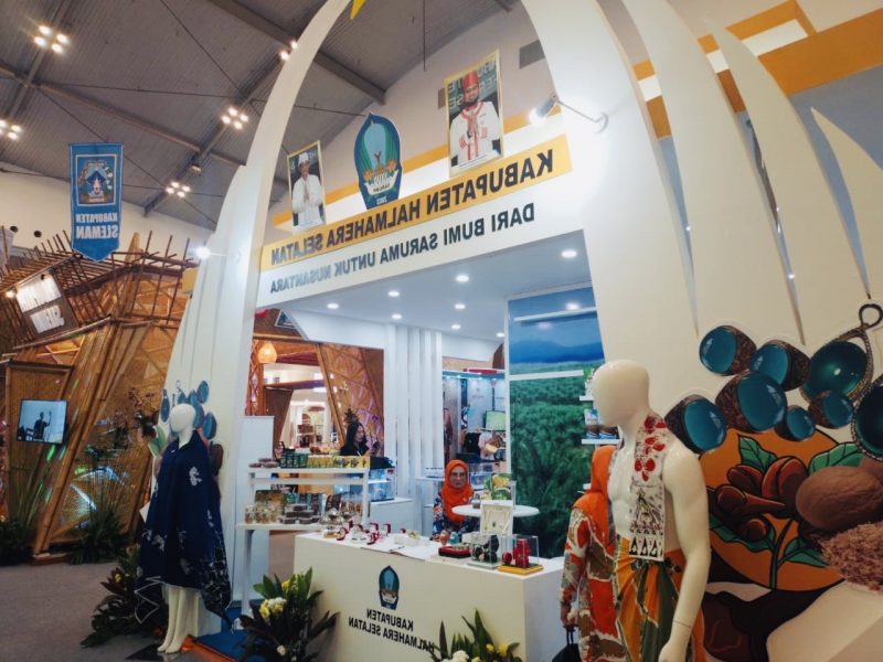 Stand Pemkab Halsel pada acara APKASI Otonomi Expo di Nusantara Convention Hall, Indonesia Convention Exhibition (ICE), BSD, Kabupaten Tangerang, Banten, Kamis (28/8/2025)