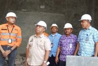 Bupati Halut Piet Hein Babua bersama tim NHM Peduli meninjau langsung pembangunan Gereja Imanuel. (Tim NHM Peduli)