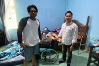 Tim NHM Peduli menyerahkan kursi roda kepada Yasmin. (Foto/Tim NHM Peduli)