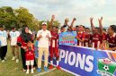 Wakil Bupati Djufri Muhamad didamping Istri saat menyerahkan piala ke tim Kontener FC. (Teluknews)
